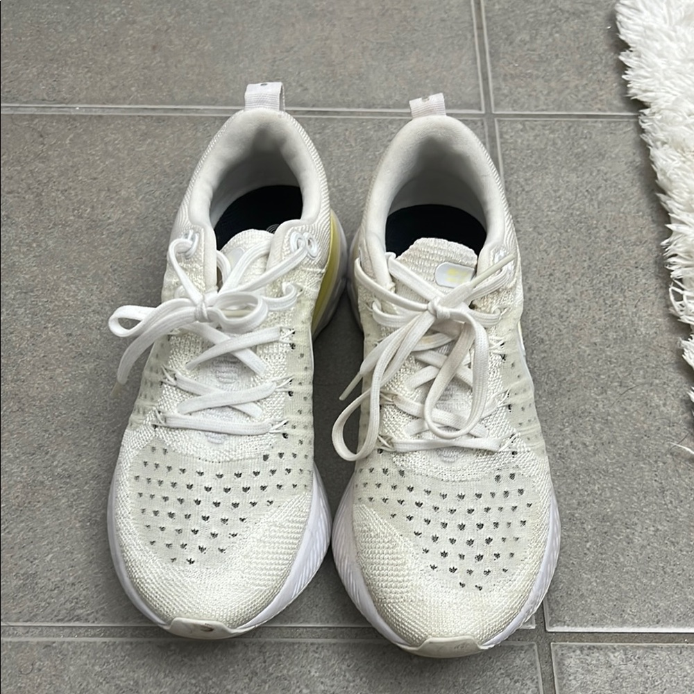 Nike White Sneakers Sleek Design Comfort